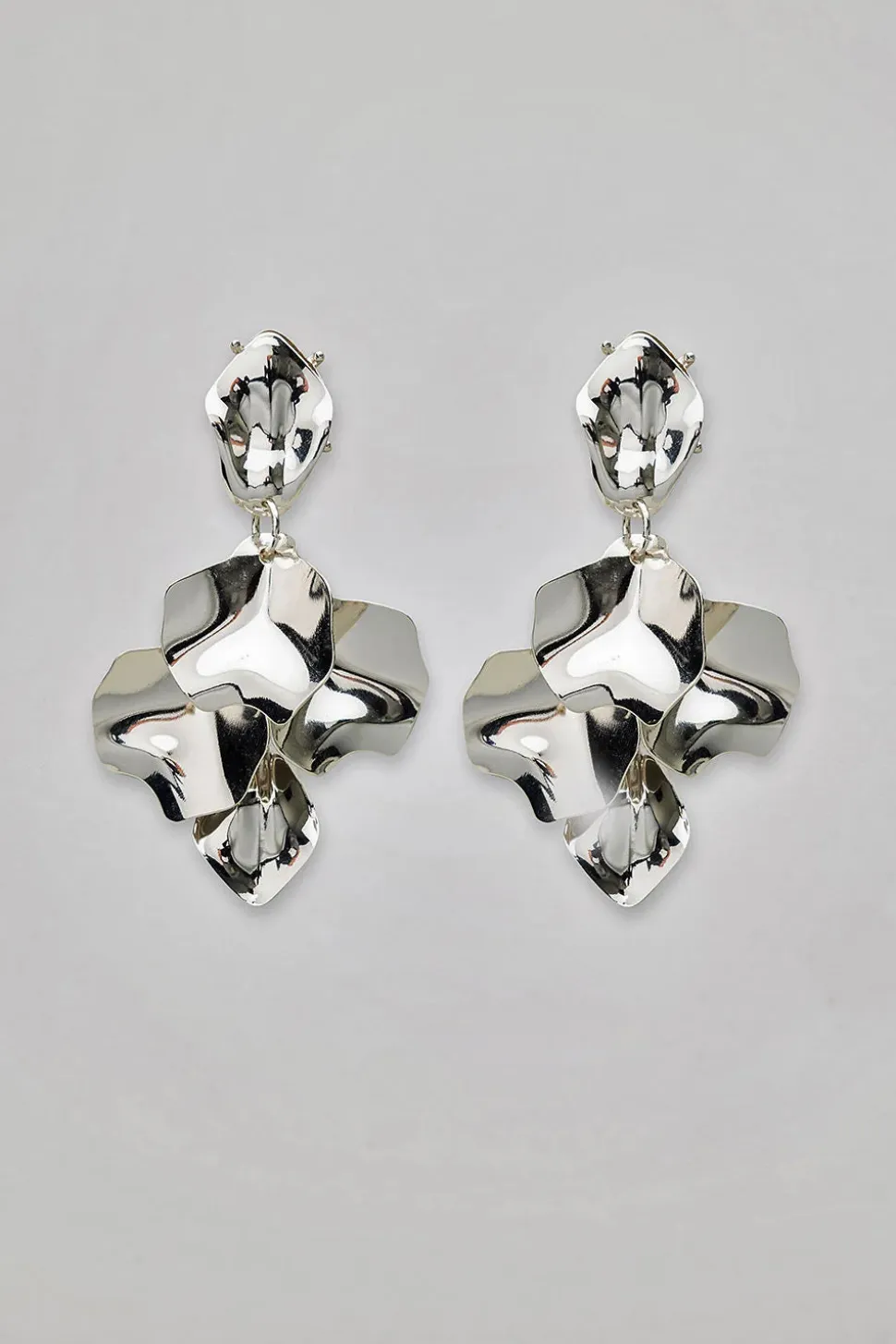 Bow 19 korvakorut, LEAF EARRING Hopeanharmaa