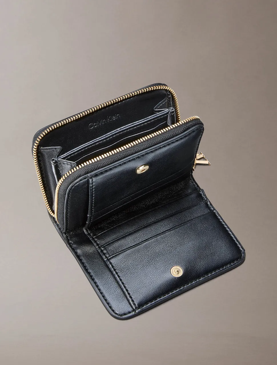 Calvin Klein naisten lompakko CK Medium Flap Zip Around, musta